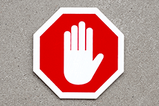 Stop-varoitusmerkki, kaiverrettua muovia