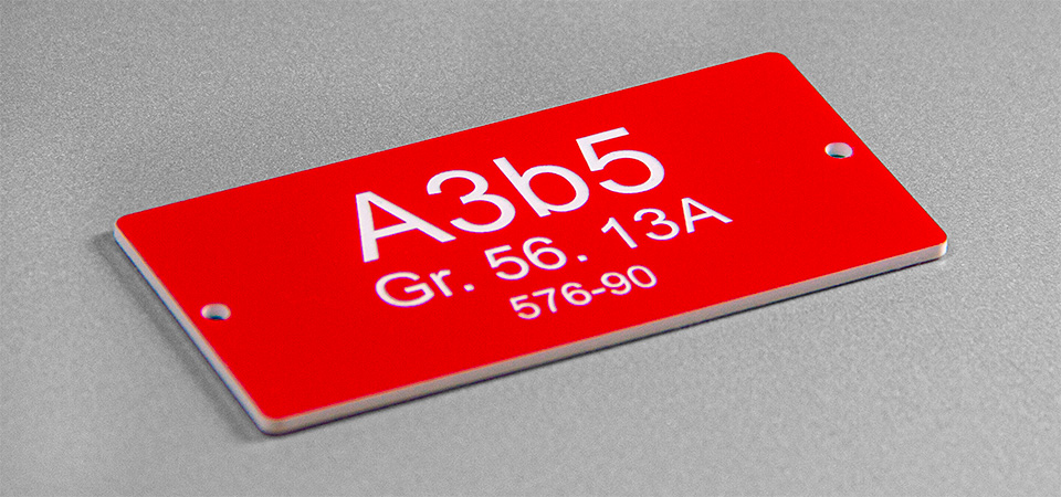 Skylt i graverad plast